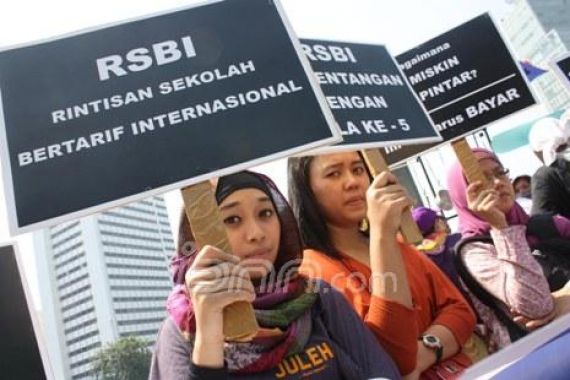 Protes Mahalnya RSBI, Ibu-ibu Gantung Panci di HI - JPNN.COM