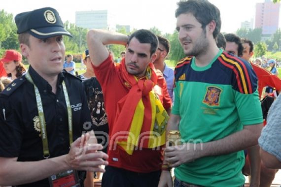 Suporter Spanyol Dimarahi Polisi Sendiri - JPNN.COM