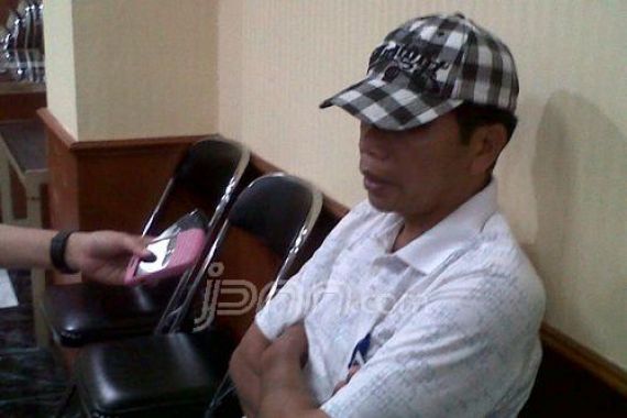 Digelandang Jaksa, Buron Kejati Riau Menitikkan Air Mata - JPNN.COM
