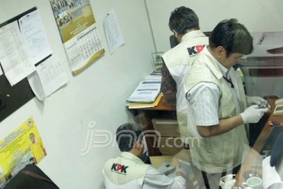 KPK Angkut Komputer dan Berkas Rapat dari Ruangan Zulkarnaen - JPNN.COM