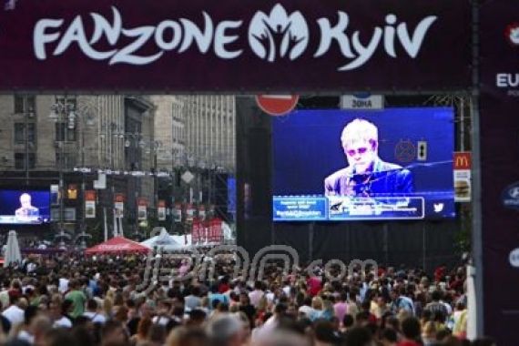 Melihat Aksi Elton John dan Queen di Fan Zone Kiev - JPNN.COM