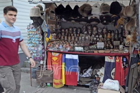 Berburu Pernik Eks Uni Soviet di Pasar Andriyivsky Uzviz, Ukraina - JPNN.COM