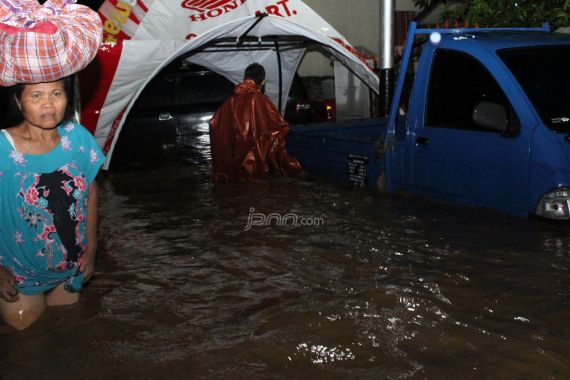 Banjir Bandang Rendam Padang - JPNN.COM
