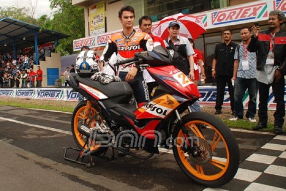 Pedrosa Motor Baru, Stoner Cuma Mesin - JPNN.COM