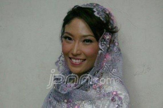 Hamil Muda, Ayu Dewi Makin Manja - JPNN.COM