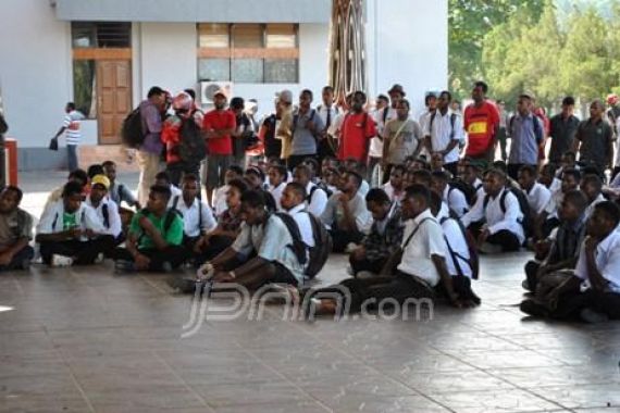 Tidak Lolos, Puluhan Calon Mahasiswa Mengamuk - JPNN.COM