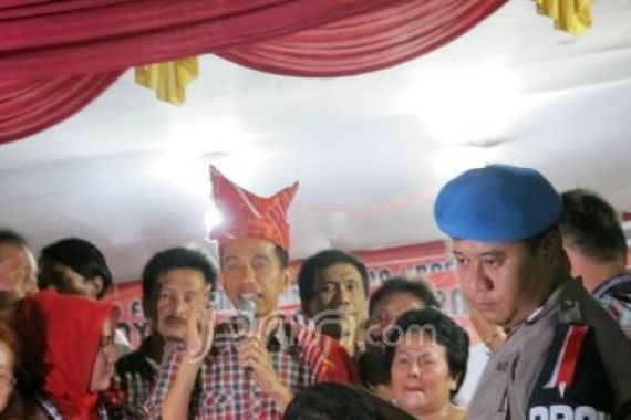 Jokowi Bergaya Batak di Cililitan - JPNN.COM