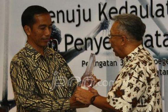 Terima Penghargaan, Jokowi Tinggalkan Baju Kotak-kotak - JPNN.COM