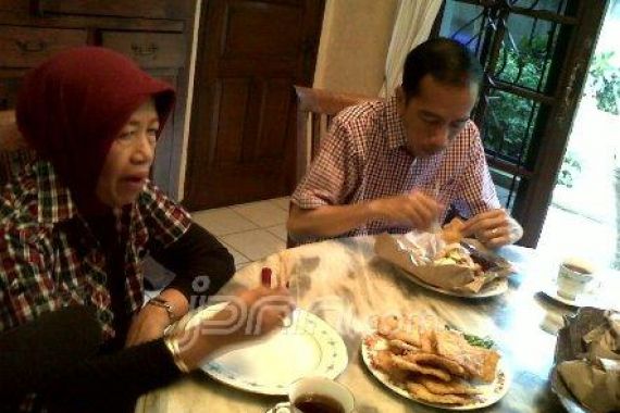 Jokowi dan Ibunda Sarapan Nasi Uduk Bungkusan - JPNN.COM