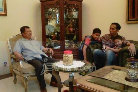 Jokowi Bercengkerama dengan JK dan Cucu-cucunya - JPNN.COM