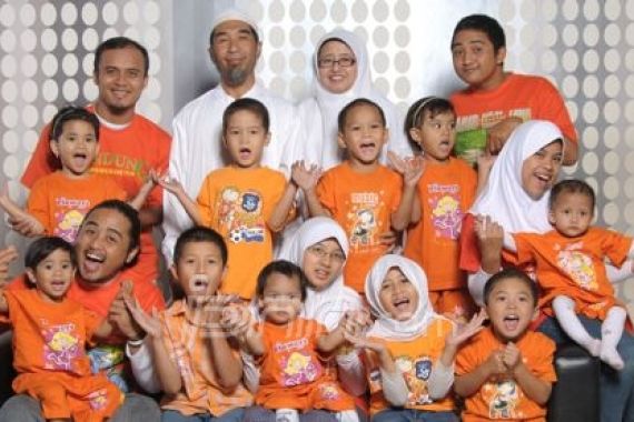 Yuli dan Ahmad Badawi, Pasangan yang Merawat 22 Anak Asuh - JPNN.COM