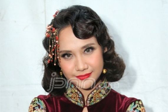 Klasik dengan Rambut Disanggul - JPNN.COM