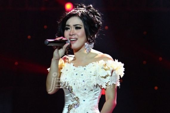 Putus Cinta, Syahrini Menangis - JPNN.COM