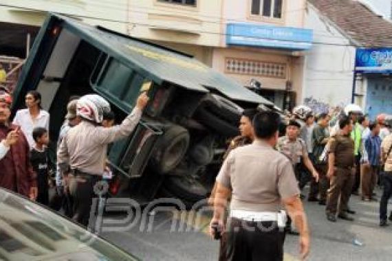 Bus Tahanan Timpa Innova Polisi - JPNN.COM