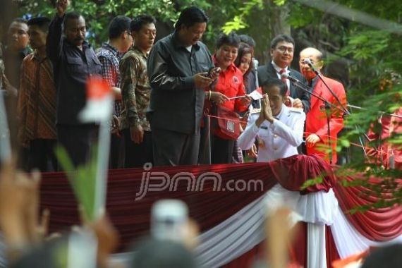 Jokowi Membungkuk di Depan Ribuan Warga - JPNN.COM