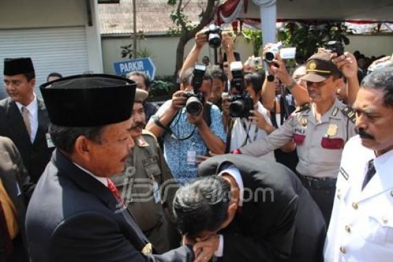 Jokowi Cium Tangan Mantan Seteru - JPNN.COM
