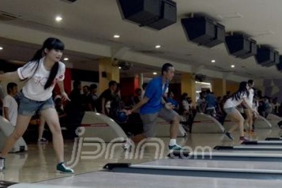 JKT48 Puaskan Fans dengan Kompetisi Bowling - JPNN.COM
