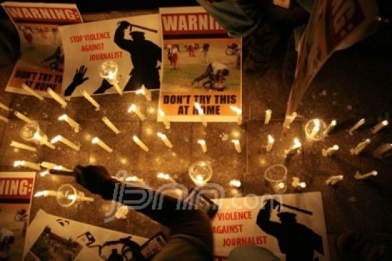 Stop Kekerasan, Jurnalis Bakar Lilin di Bunderan HI - JPNN.COM