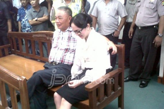 Angie Selalu Pilin Tasbih Saat Sidang - JPNN.COM