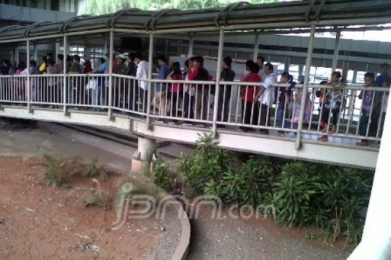 Idul Adha, Antrian Menumpuk di Halte Busway - JPNN.COM