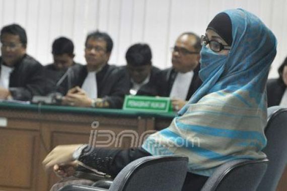 Disidang, Neneng Tetap Menggunakan Cadar - JPNN.COM