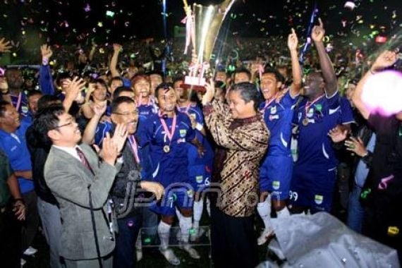 Persib Angkat Piala Celebes Cup - JPNN.COM