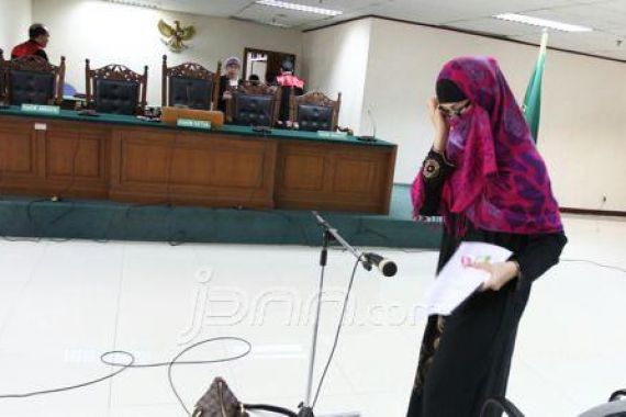 Bacakan Eksepsi, Neneng Menangis - JPNN.COM