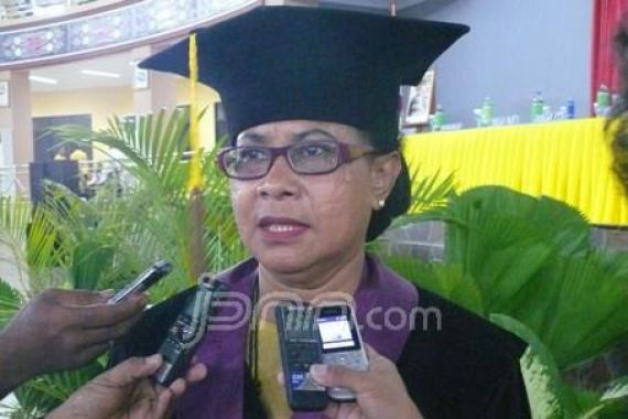 Johana Jembise, Perempuan Pertama Papua Bergelar Guru Besar - JPNN.COM