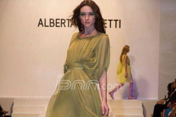 Ketika Model-Model Impor Mewarnai Panggung Catwalk Indonesia - JPNN.COM