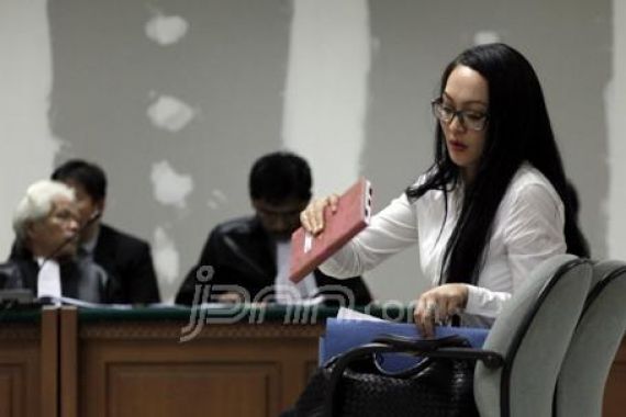 Angie Menyesal Masuk Politik - JPNN.COM