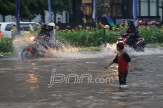 Debit Air Sungai Ciliwung Bertambah, Masyarakat Diharap Waspada - JPNN.COM