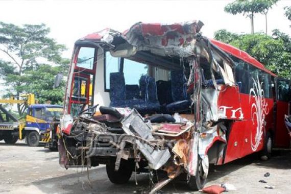 Rombongan Wisata Celaka di Tol - JPNN.COM