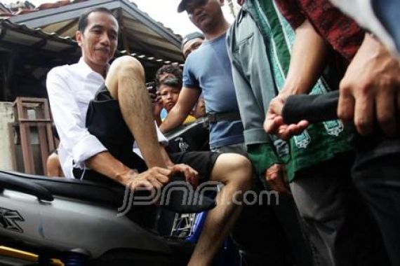 Jokowi Nyemplung ke Area Banjir - JPNN.COM