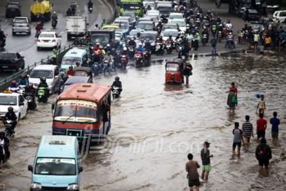 Natalan, Ahok Tak Urusi Banjir - JPNN.COM