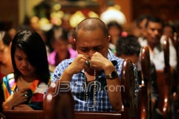 Dijaga Ketat, Ribuan Jemaat Khusuk Misa Natal - JPNN.COM