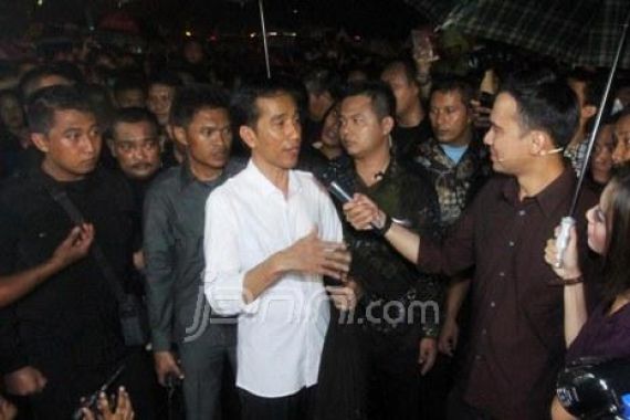 Hujan-hujanan, Warga Antusias Sambut Jokowi - JPNN.COM