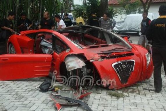 Tim Labfor Bongkar Mobil Dahlan - JPNN.COM