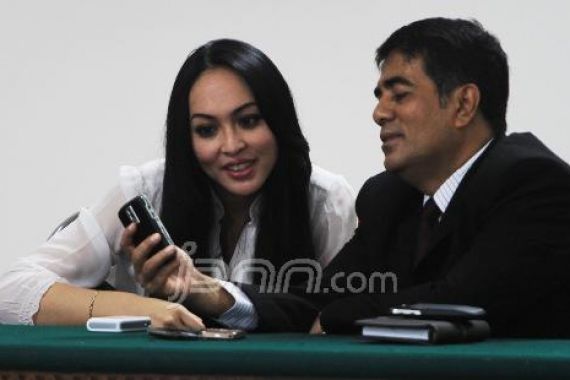 Dihukum Ringan, Angie Tebar Senyuman - JPNN.COM