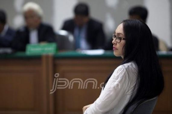 Korupsi, Angie Masih Terima Gaji - JPNN.COM