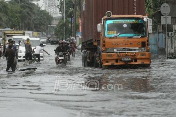 Pulang Kerja Diangkut Truk - JPNN.COM