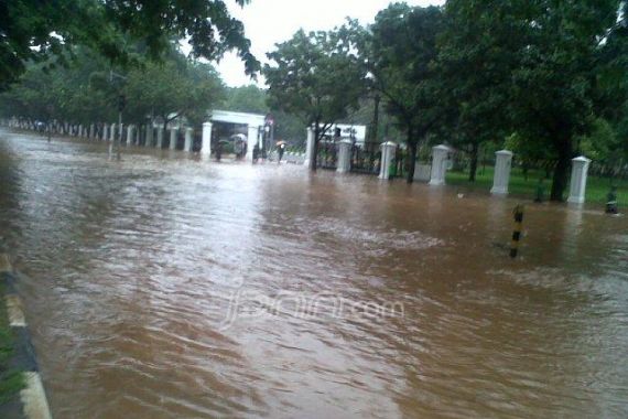 Istana Negara Dikepung Banjir - JPNN.COM