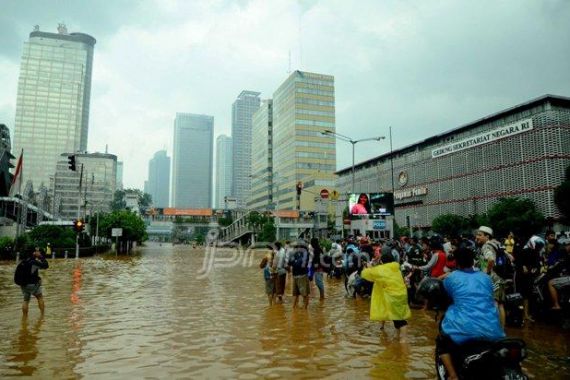 Menkeu Terjebak Banjir, Telat Lantik Pejabat - JPNN.COM