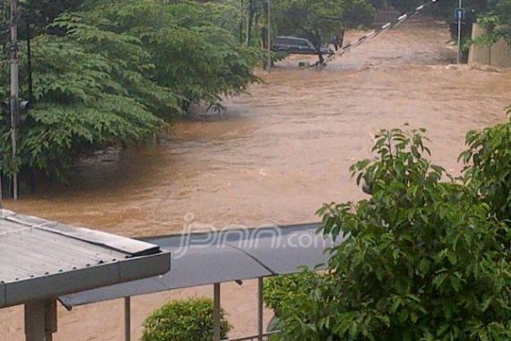 Luapan Banjir Kanal Barat Genangi Sebagian Menteng - JPNN.COM