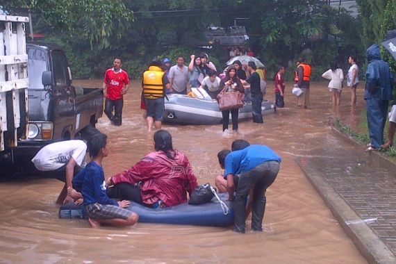 Warga Perumahan Mewah Dievakuasi - JPNN.COM