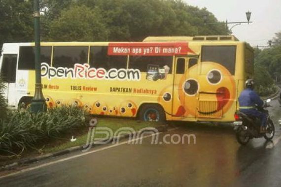 Nekat Menerobos, Roda Bus Amblas - JPNN.COM