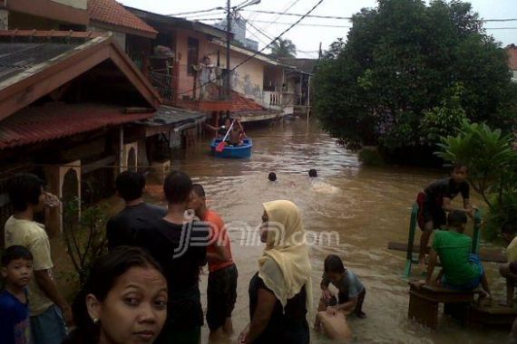 Pengungsi Banjir di Rawa Jati Butuh Selimut - JPNN.COM