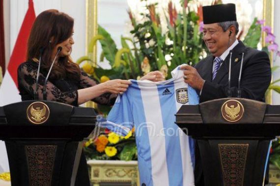 SBY Ingin Argentina Bantu Sepakbola Indonesia - JPNN.COM