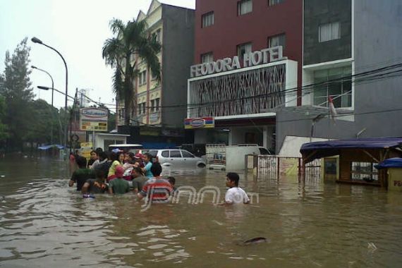 Warga Terjebak Banjir di Grogol - JPNN.COM