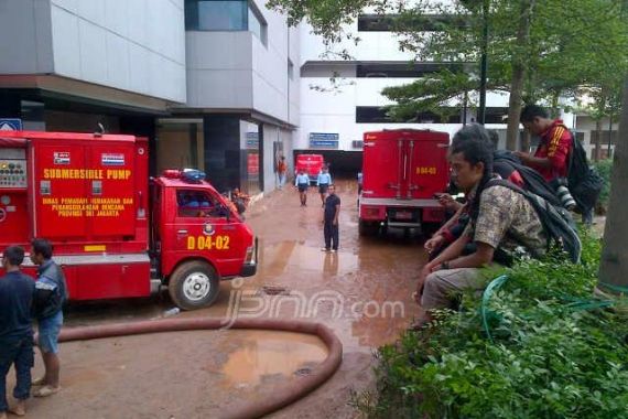 60 Petugas Damkar Lakukan Evakuasi di Plaza UOB - JPNN.COM