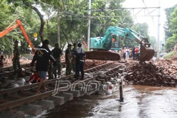 Semangat Tentara Menutup Jebolnya Tanggul Latuharhary - JPNN.COM